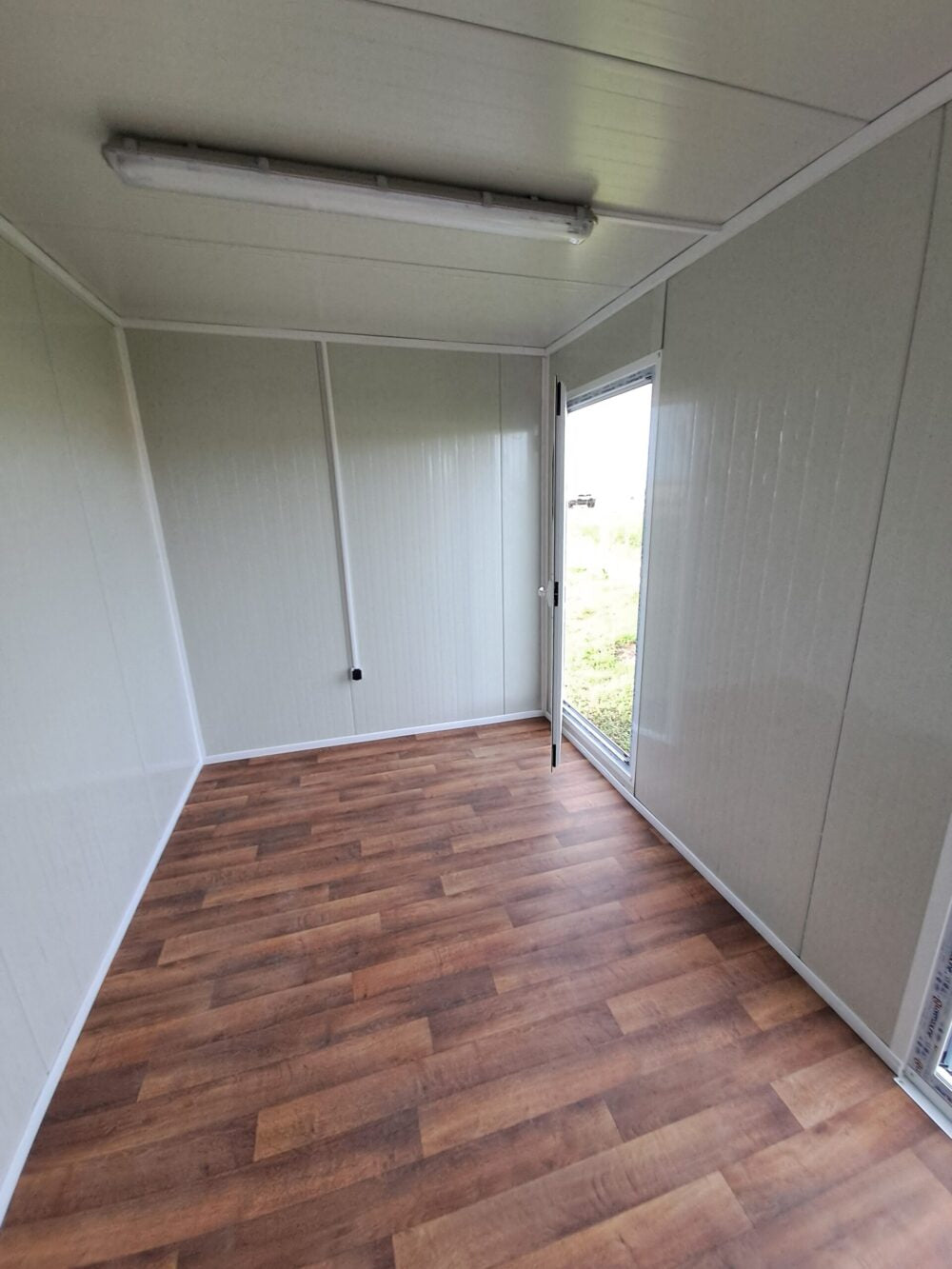 Bangalô padrão com janelas grandes, 6m x 2,40m